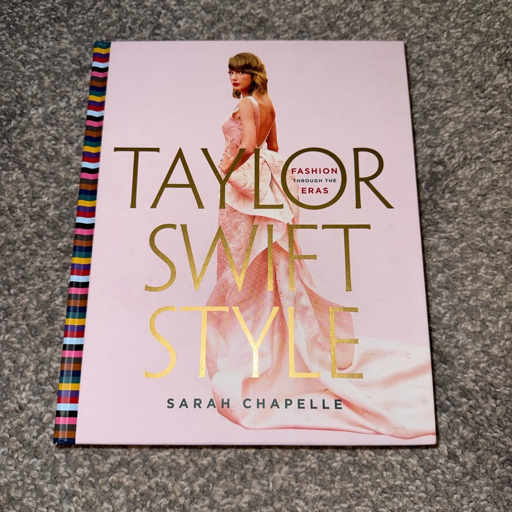 Taylor Swift Style: Fashion Through the Eras - Picture 4 of 15